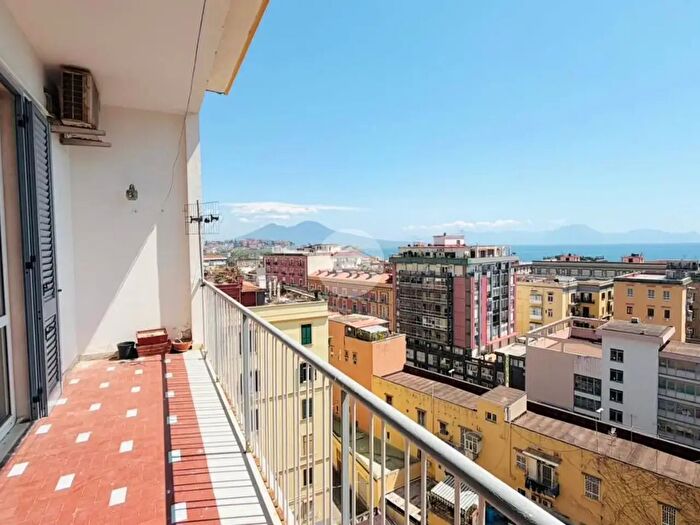 Appartamento con 5 locali in affitto in Via Piedigrotta, Napoli
