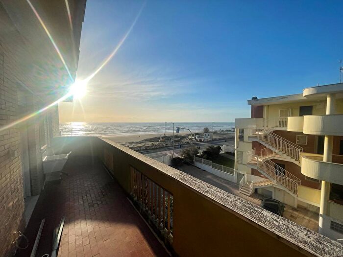 Appartamento trilocale in vendita in Lungomare delle Meduse, Pomezia