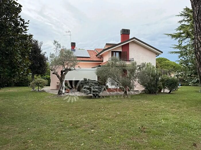 Casa con 10 locali in vendita in Largo Verona, Caorle