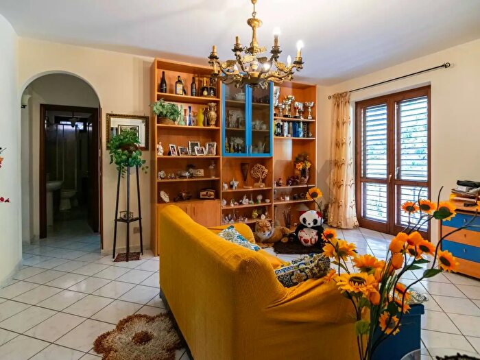 Appartamento trilocale in vendita in Via Pozzo, Aci Catena