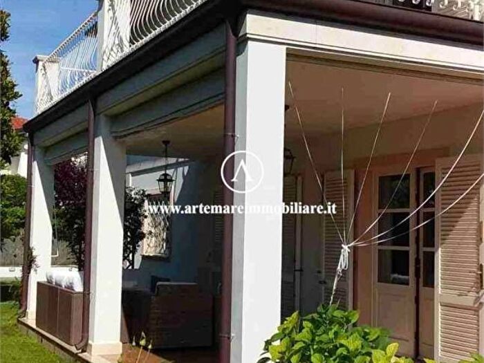 Casa con 6 locali in affitto in via Allende, Centro, Forte dei Marmi