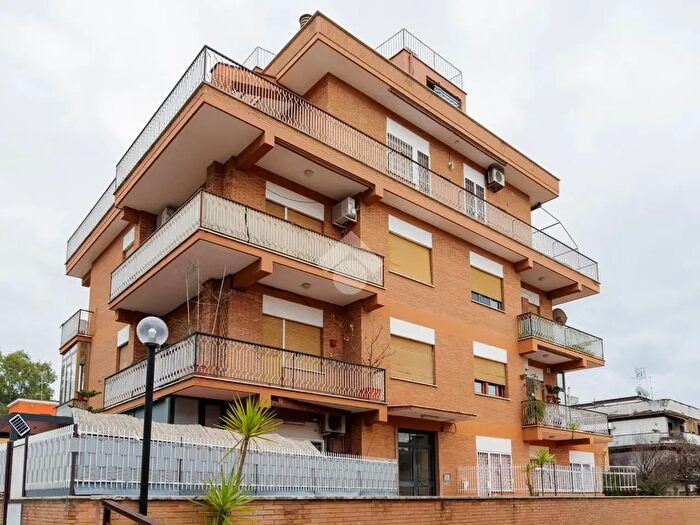 Appartamento trilocale in vendita in Via del Grano, Roma