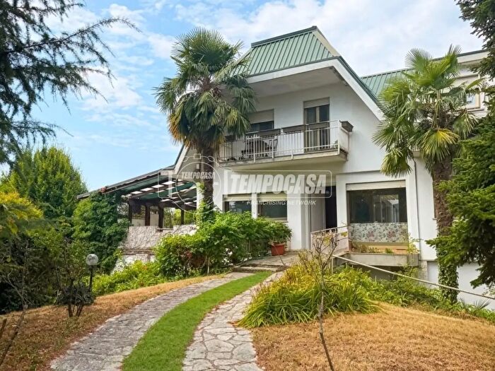 Casa in vendita in Via Luciano Manara, Usmate Velate