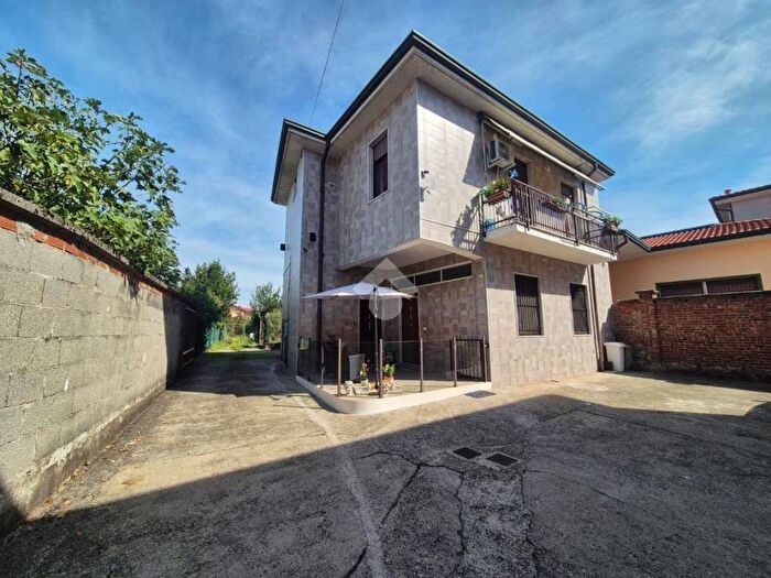 Casa bilocale in vendita in Piazza Sant'Ambrogio, Roncello