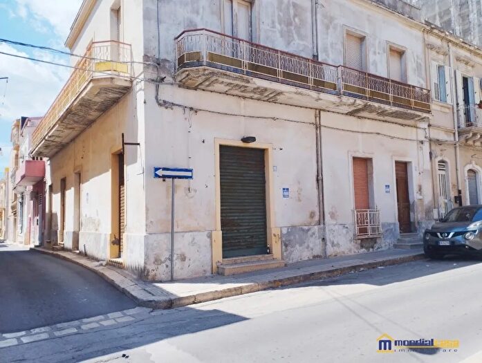 Appartamento con 5 locali in vendita in Via CScalia, Pachino