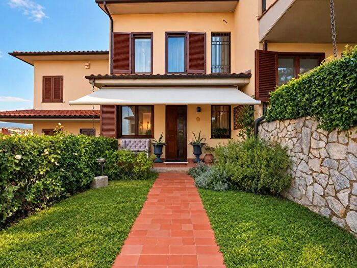 Casa con 6 locali in vendita in Via Sturagnolo, Pistoia