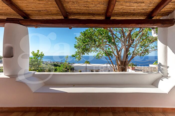 Appartamento quadrilocale in vendita in Via Tre Pietre, Malfa