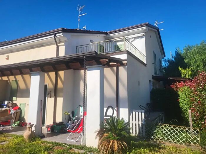 Casa con 8 locali in vendita in Luni