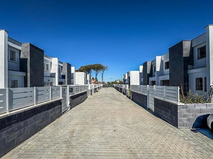 Casa con 5 locali in vendita in Via di Macchia Palocco, Roma