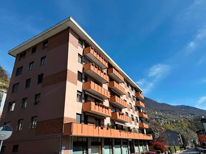 Appartamento quadrilocale in vendita in Via Lusardi, Sondrio