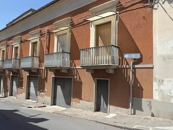 Casa con 14 locali in vendita in Via Cavour, Scordia