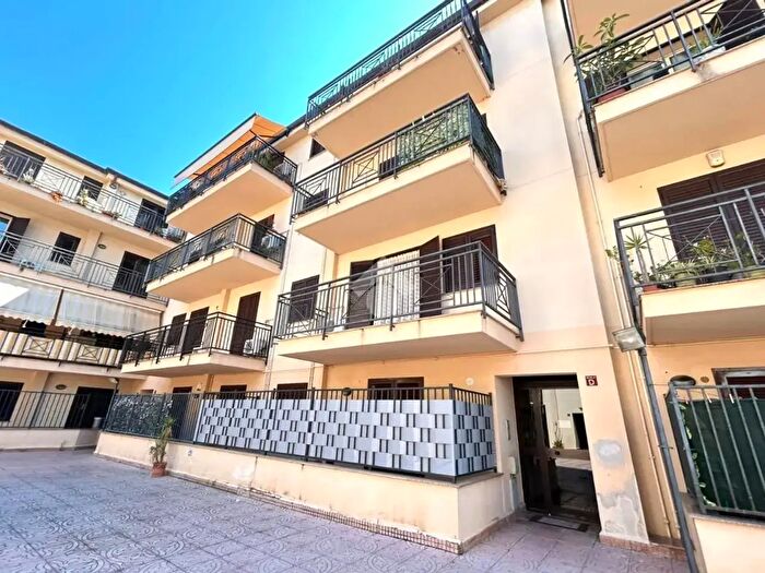 Appartamento trilocale in vendita in Via Vittorio Emanuele Orlando, Ficarazzi