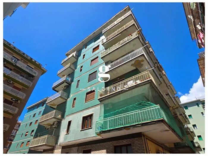Appartamento trilocale in vendita in Via Rocco Galdieri, Salerno
