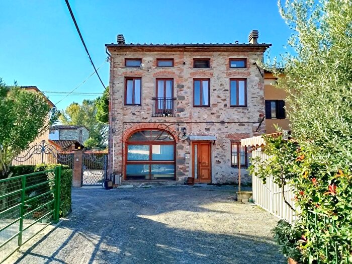 Casa con 9 locali in vendita in Via di Corte Bertolucci, Capannori