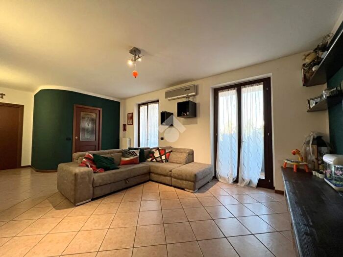 Appartamento trilocale in vendita in V Montello, Asola