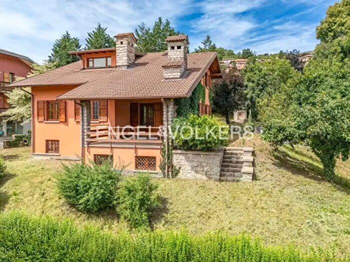 Casa con 6 locali in vendita in Via per Asso, Rezzago