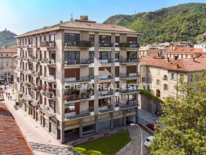 Appartamento con 5 locali in affitto in Via Fratelli Cairoli, Centro Storico, Como