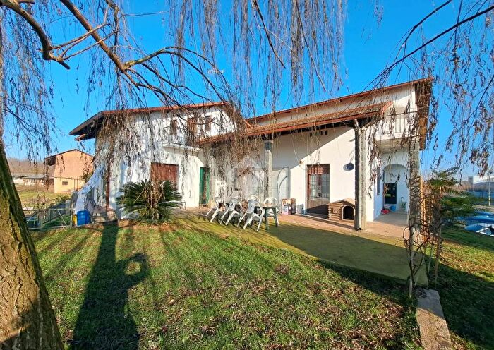 Casa con 6 locali in vendita in Via Torino, Cavaglia