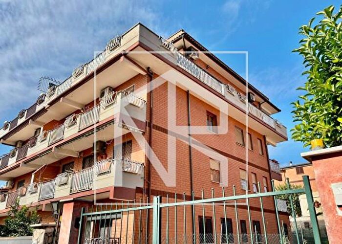 Appartamento trilocale in vendita in Via Deliceto, Roma