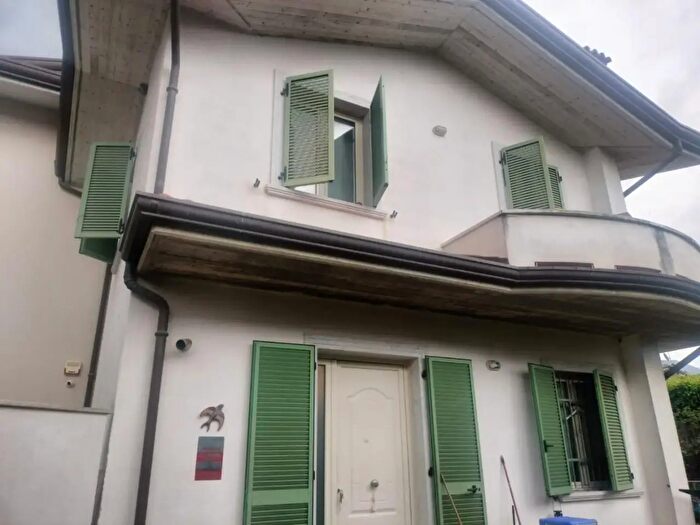 Casa con 6 locali in vendita in Massa