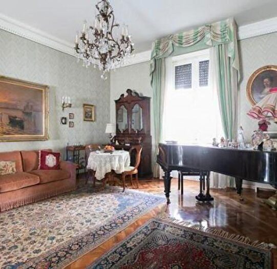 Casa con 6 locali in vendita in Zona Ospedale Via Nobili, Reggio Emilia