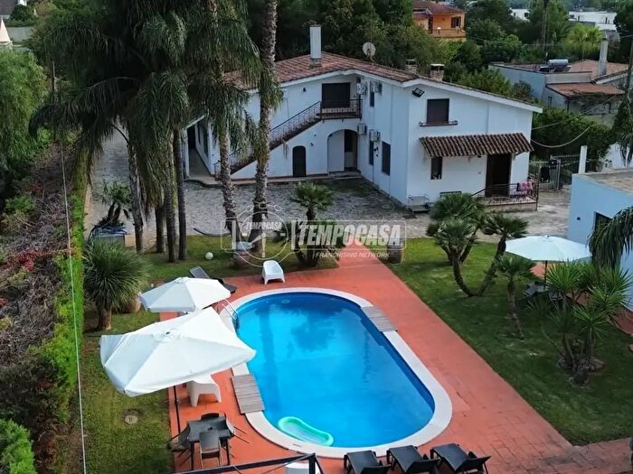 Casa con 10 locali in vendita in Via Marisa Bellisario, Lecce