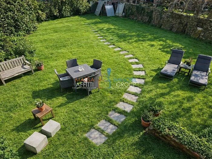 Casa con 9 locali in vendita in Via Dante Alighieri, Massa