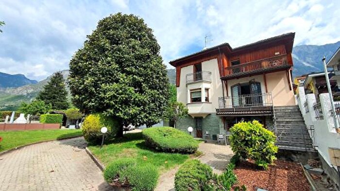 Casa con 6 locali in vendita in Via Cesare Battisti, Saint Vincent