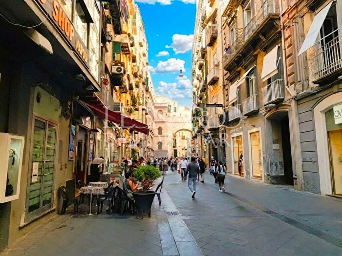 Appartamento trilocale in affitto in Via Chiaia, Monte di Dio, Napoli