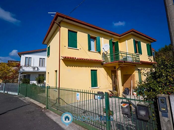 Appartamento trilocale in vendita in Via Tripoli, Selvazzano Dentro