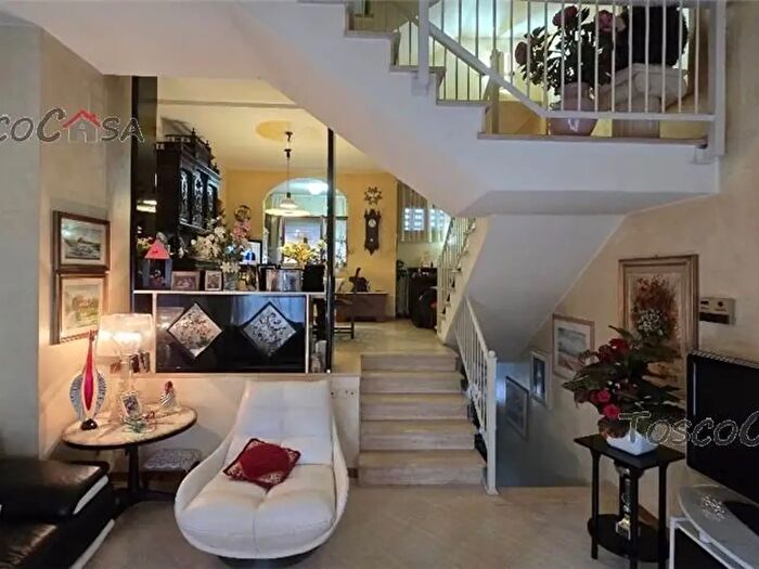 Casa con 9 locali in vendita in Fucecchio