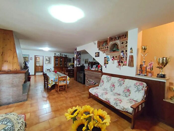 Casa con 6 locali in vendita in Terni