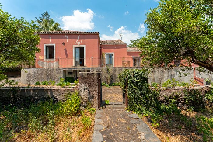 Casa con 13 locali in vendita in Piazza F M Scuderi, Viagrande