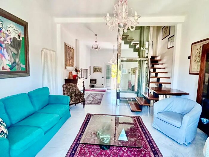 Casa con 9 locali in vendita in Pisa