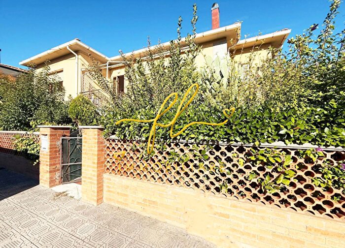 Casa con 10 locali in vendita in Cecina