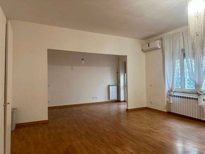 Appartamento trilocale in affitto in Via Michele Cammarano, Vomero, Napoli