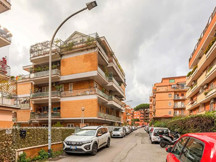 Appartamento con 7 locali in vendita in Via Enrico Besta, Roma