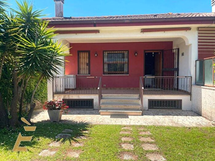 Casa trilocale in affitto in via dei ciclamini, Lido dei Pini di Ardea Lupetta, Ardea