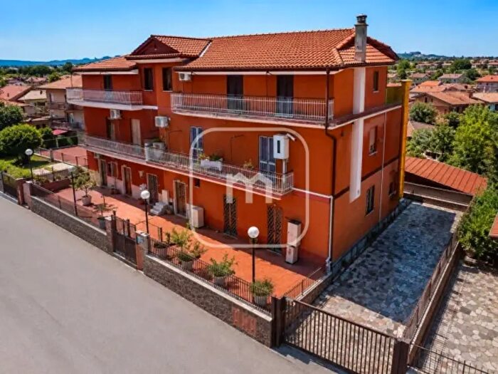 Appartamento trilocale in vendita in Via Agugliano, Roma