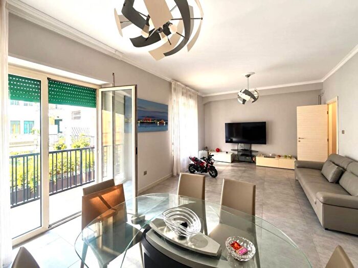 Appartamento quadrilocale in affitto in Via Francesco Cilea, Vomero, Napoli