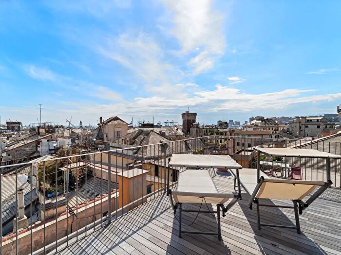 Appartamento quadrilocale in vendita in Via Lomellini, Genova