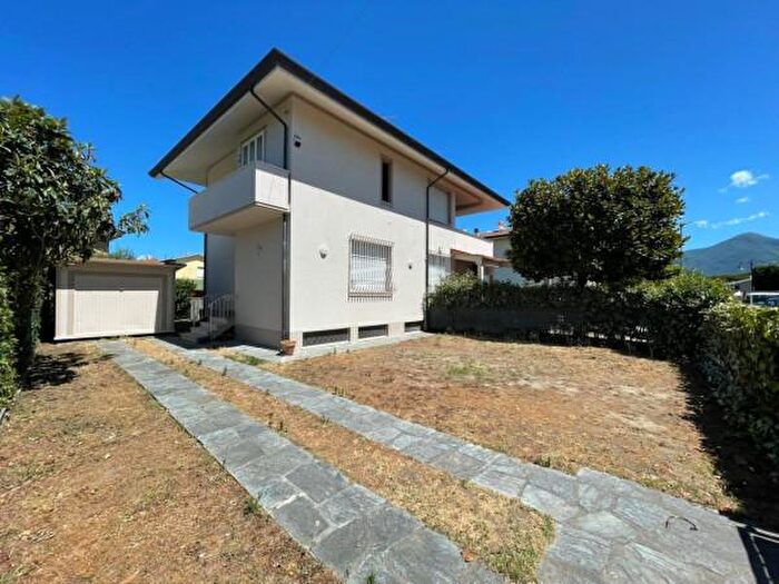 Appartamento con 6 locali in vendita in Via Massaua, Pietrasanta