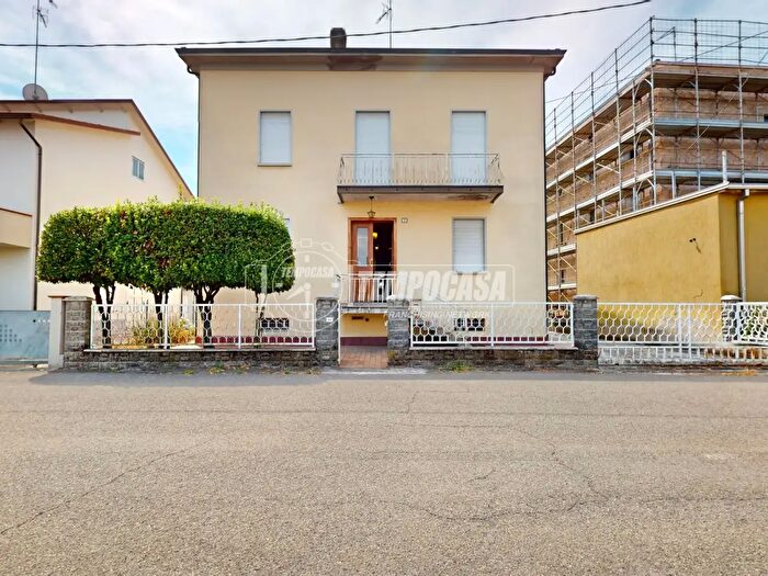 Casa con 6 locali in vendita in Via Papa Giovanni XXIII, Bagnolo In Piano