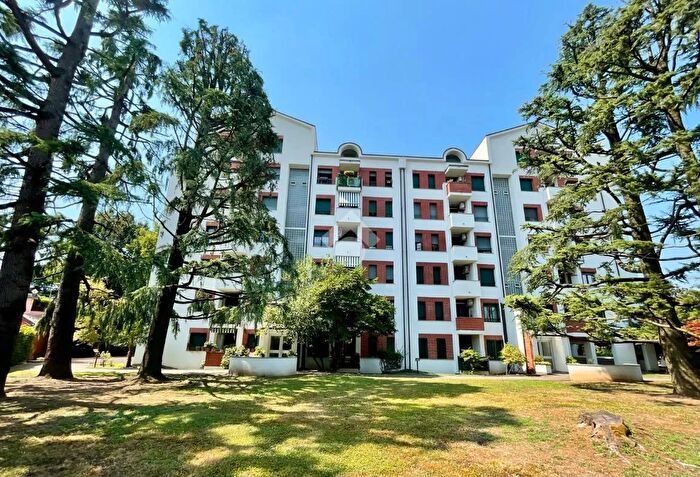 Appartamento quadrilocale in vendita in Via Carlo Gaviraghi, Monza