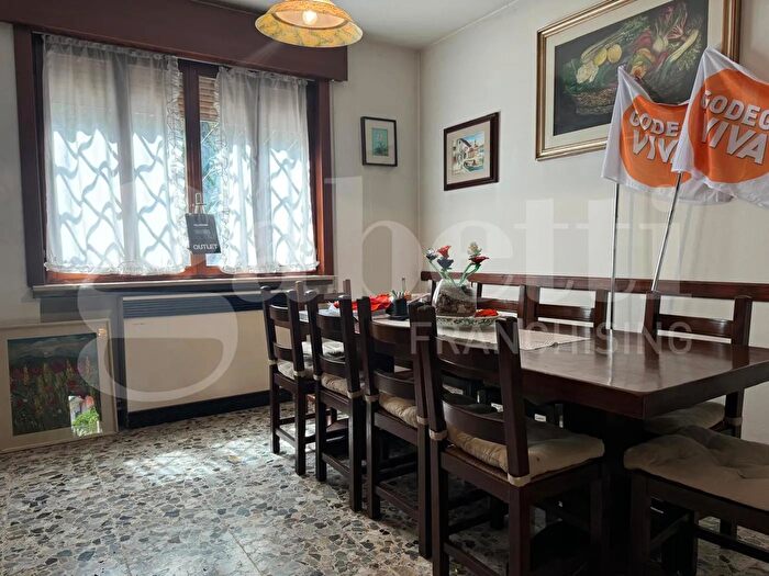 Appartamento con 6 locali in vendita in Via Vittorio Veneto Snc, Castello Di Godego