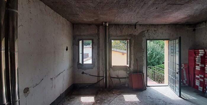 Casa con 5 locali in vendita in Via Simone Martini, Firenze