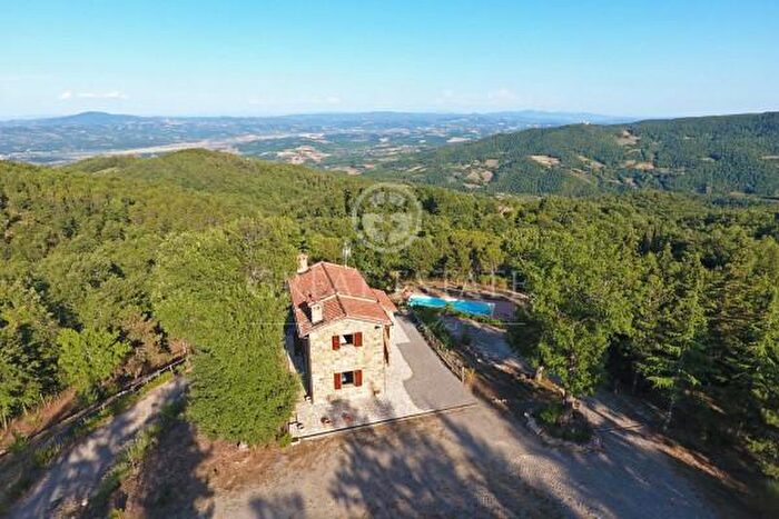 Casa con 6 locali in vendita in Cetona