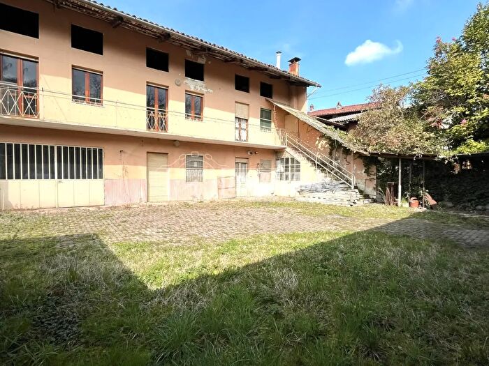 Casa con 7 locali in vendita in Vicolo Pietro Toselli, Cossano Canavese