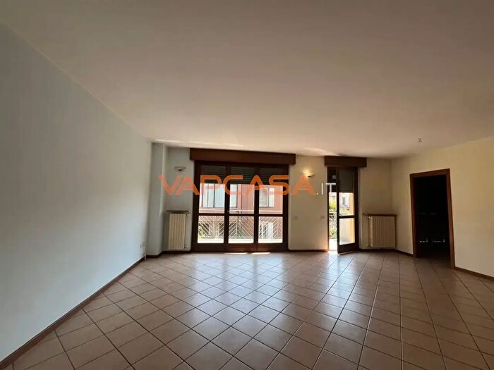 Appartamento quadrilocale in vendita in Via Oberdan, Azzano San Paolo