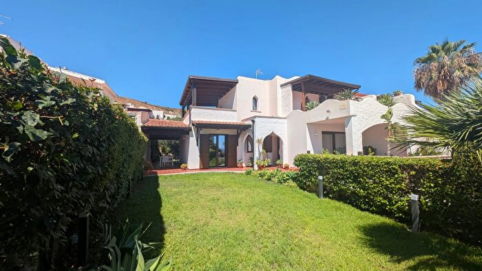 Casa con 11 locali in vendita in Via Naxos, Crotone